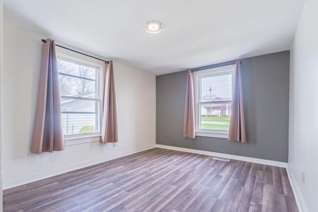 Foto del edificio - 721 E Cemetery Ave