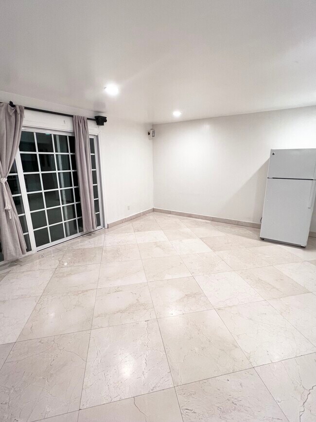 Foto del edificio - 22924 De Kalb Dr