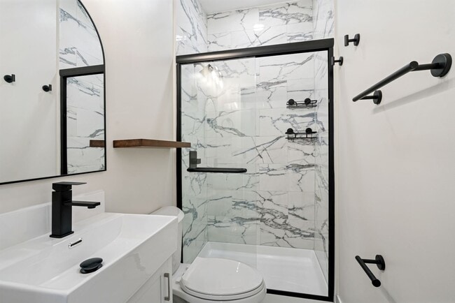 Building Photo - Freshly Renovated 2 Bedroom in Bloomfield available NOW!