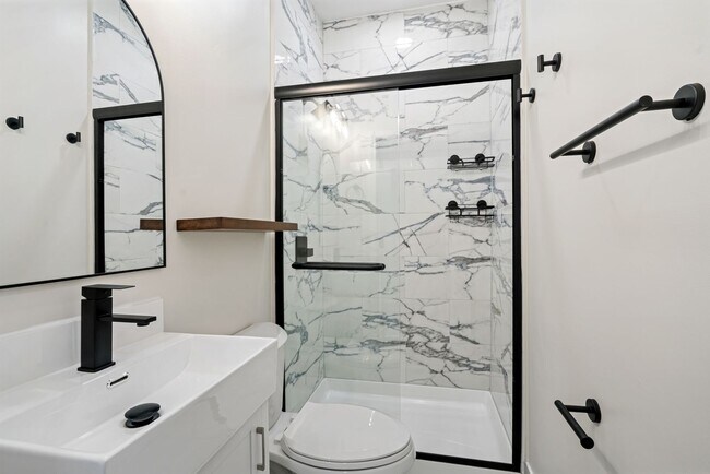 Foto del edificio - Freshly Renovated 2 Bedroom in Bloomfield available NOW!