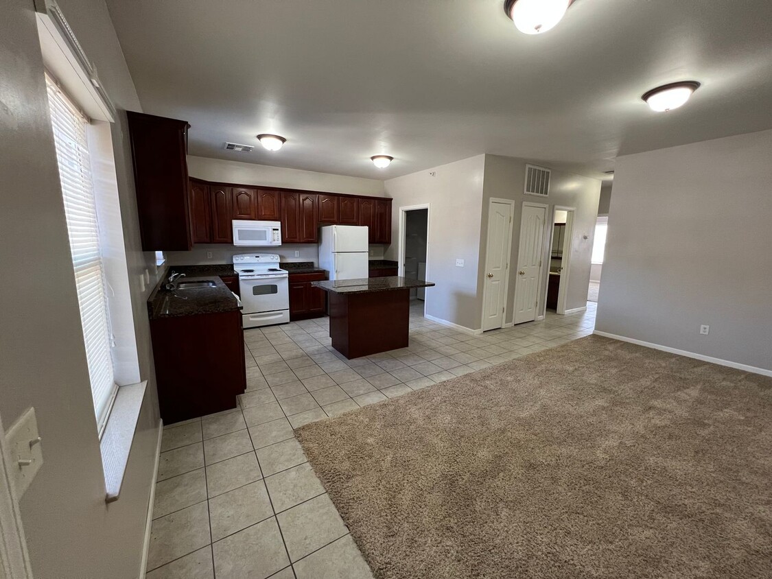 Foto principal - 2 bedroom unit across street from KSU Camp...