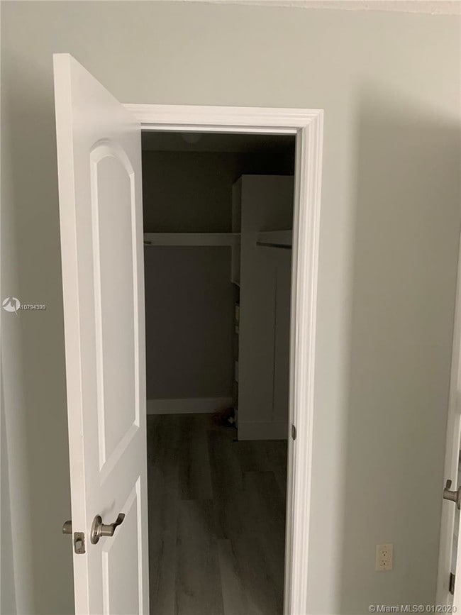 Building Photo - 821 N Victoria Park Rd