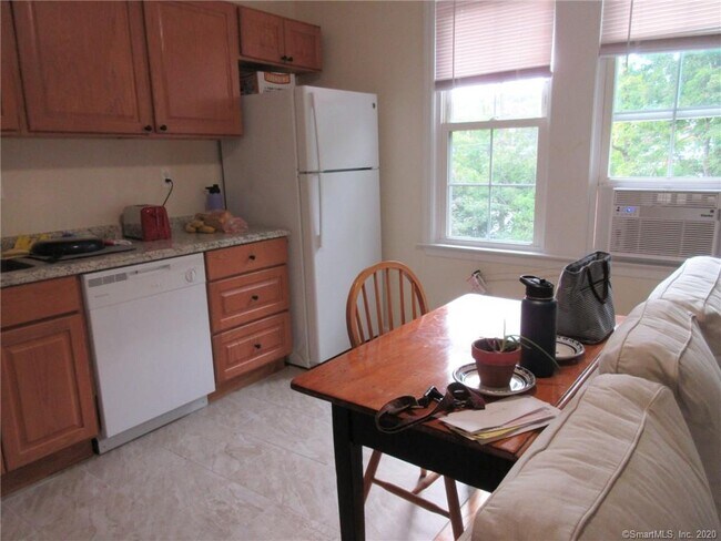 Foto del edificio - 277 Whisconier Rd