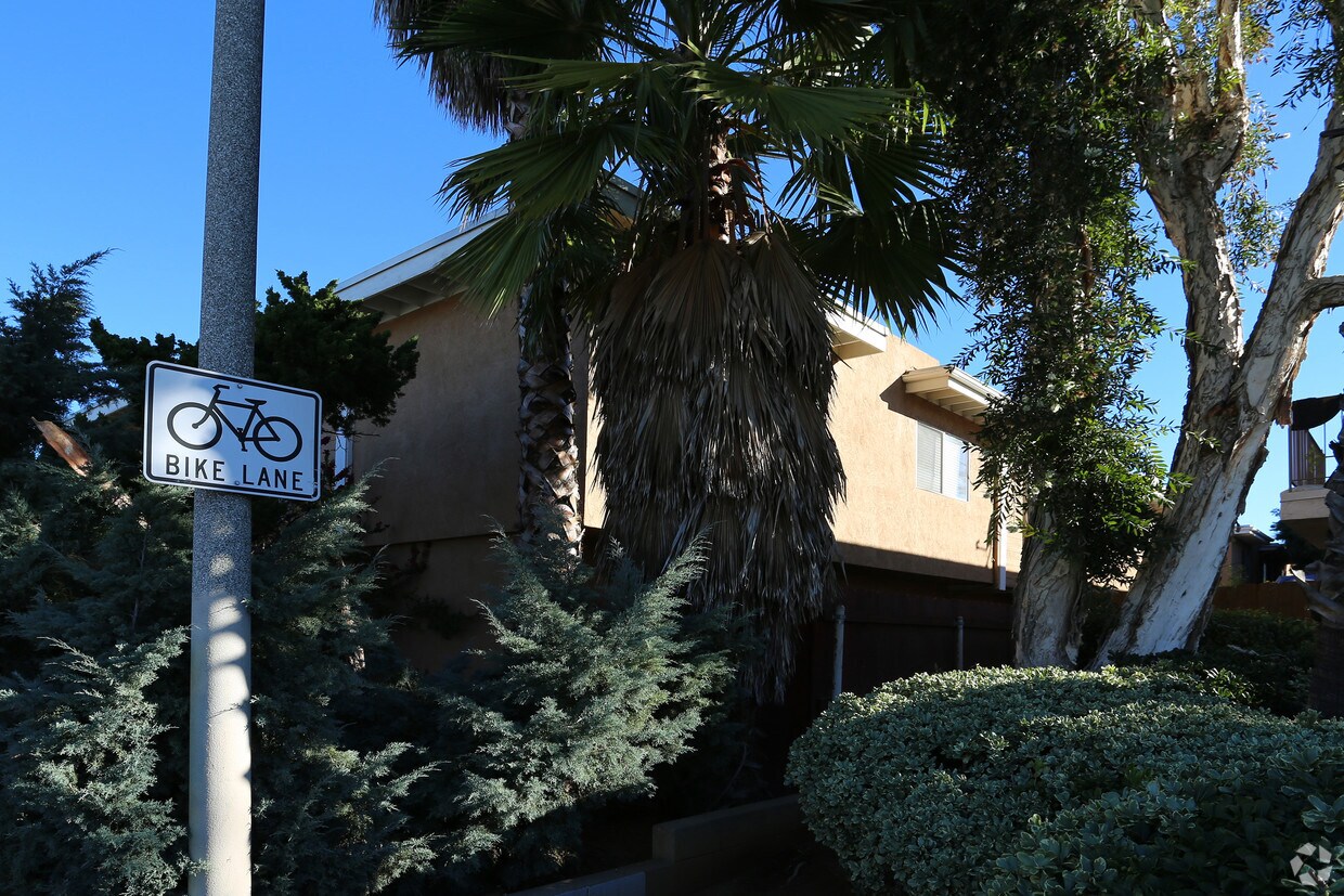 Building Photo - 937-971 Mollison Ave
