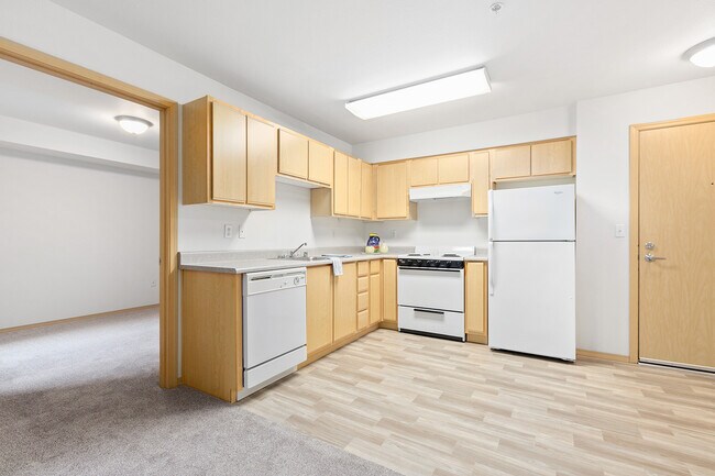 Cocina abierta y dormitorio - New Haven Senior Living Apartments