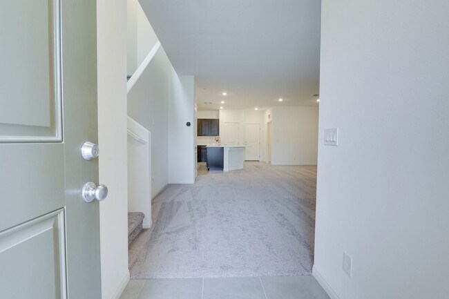 Foto del edificio - 3 BED 2.5 BATHS TOWNHOUSE IN PRIME LOCATION