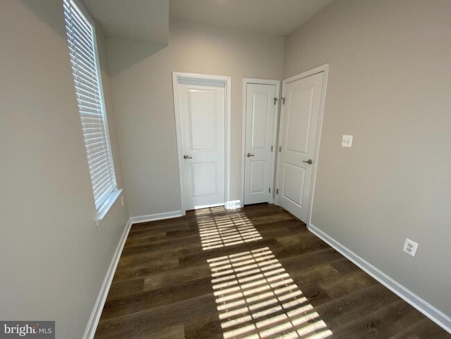 Building Photo - 536 River Crest Way