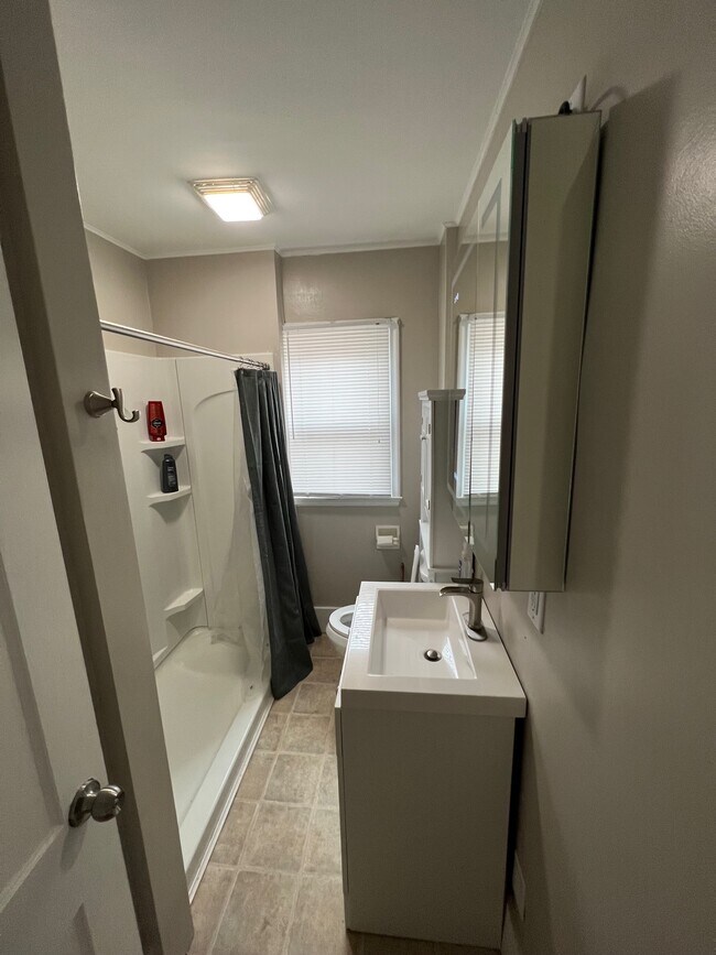 Compartido baño en la planta superior - 1101 Pomeroy St