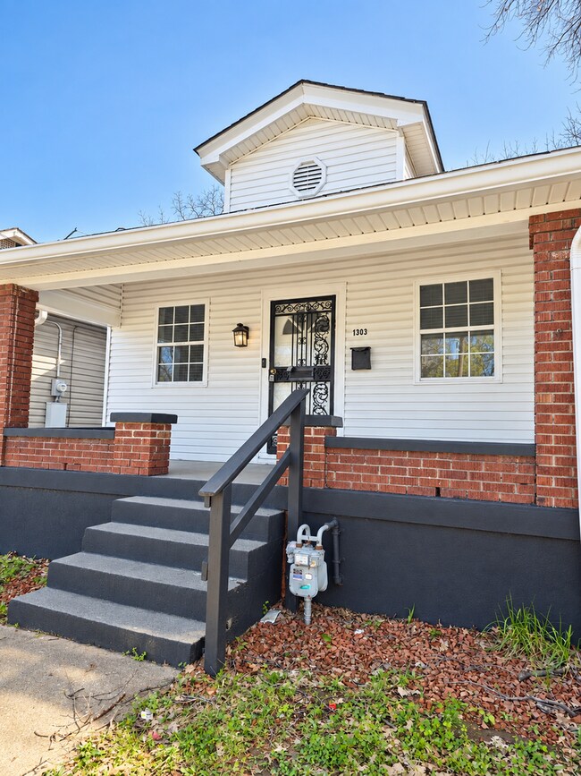 Building Photo - 1303 S 26th St