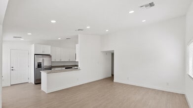 Building Photo - 6825 N 81st Ln