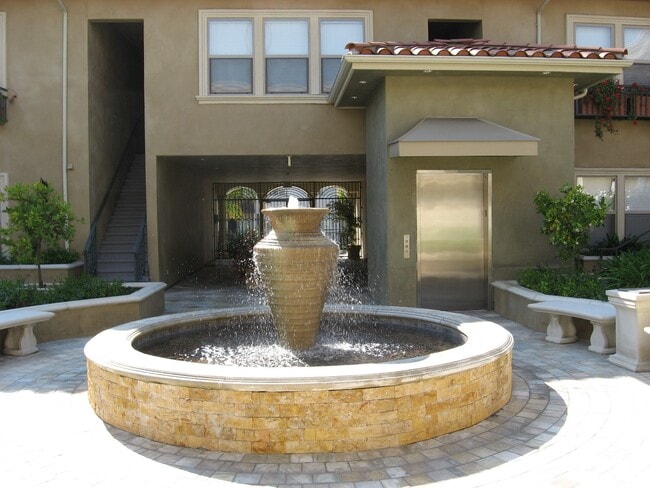 Building Photo - 2030 Dracena Dr