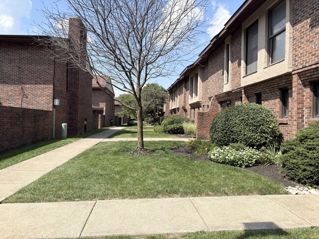 Building Photo - 2802 Churchill Dr