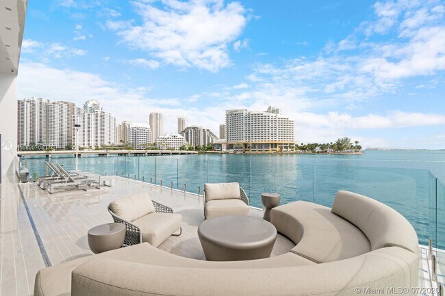 Building Photo - 890 Brickell Key Dr