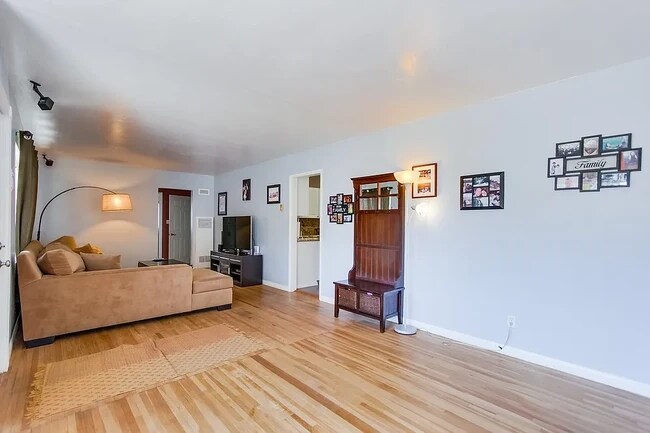 Foto del edificio - 6824 Harvala St