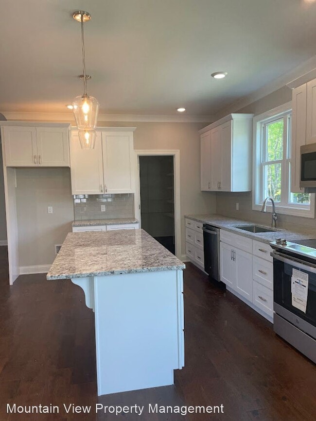 Building Photo - 4 br, 3.5 bath House - 10132 Card Road