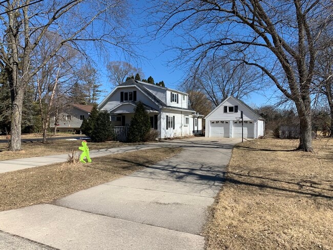 Excellent location in Brookfield - 3200 Fiebrantz Dr