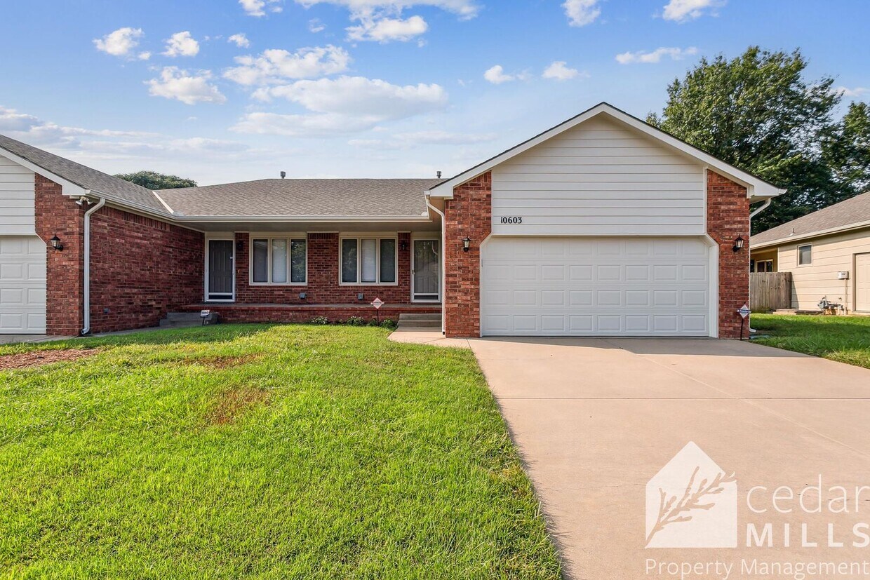 Foto principal - 3 Bed 3 Bath at Douglas and Maize!