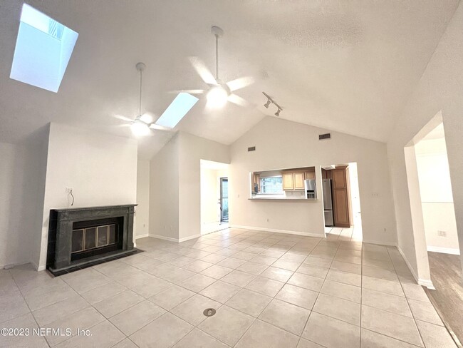 Building Photo - 108 N Lake Cir