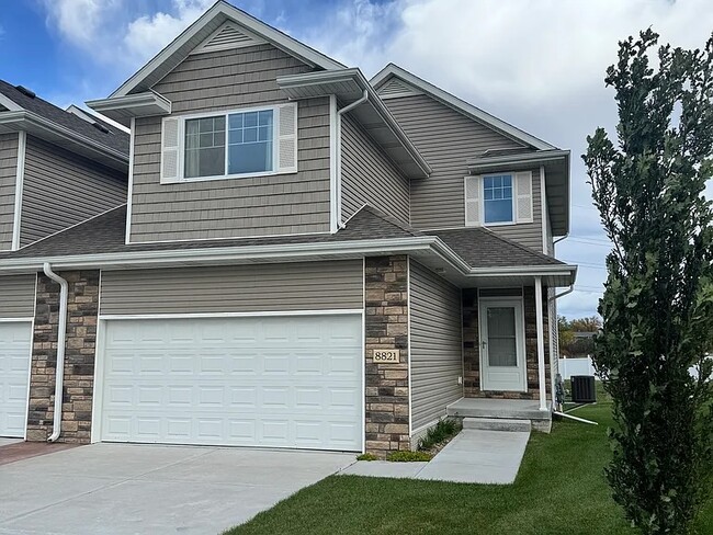 Building Photo - 8821 Ridge Hollow Dr