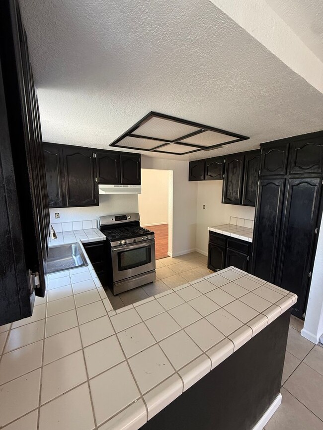Foto del edificio - 4 bed | 2.5 bath | 1712 SF | 2 Car Garage | Two Story | Tenant pays $175 monthly for WS&G