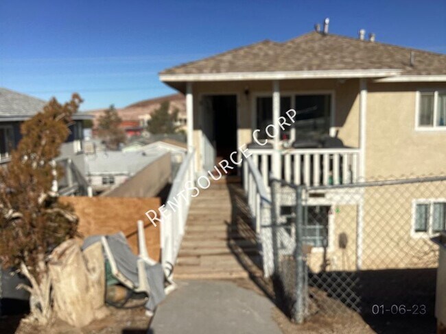 Foto del edificio - 2 Bedroom Triplex Unit For Rent in Barstow