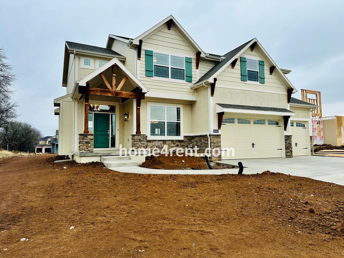 Foto principal - BRAND NEW, Luxury Home in Blue Valley Scho...