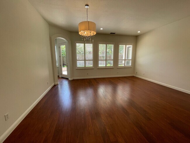 Foto del edificio - Charming & Spacious 4-Bedroom Home in Desi...