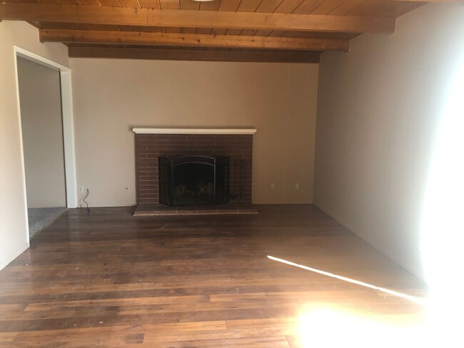 Foto del edificio - 3 Bed 2 Bath Presidential Home near Los Banos High School with HUGE Backyard!