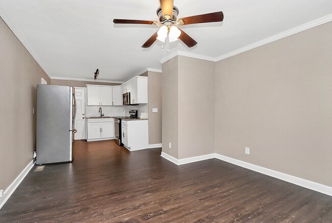 Building Photo - Adorable Modern 2 Bedroom Duplex!