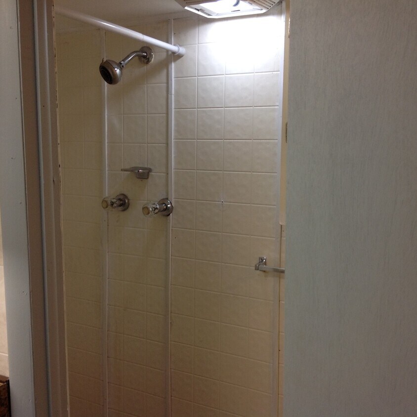 nice shower with tiled floors - 640 E Grand St