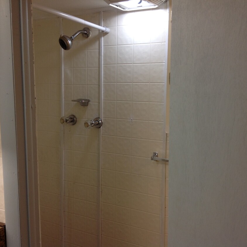 nice shower with tiled floors - 640 E Grand St