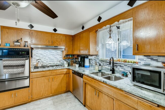 Granite countertop - 3809 Scoville Ave