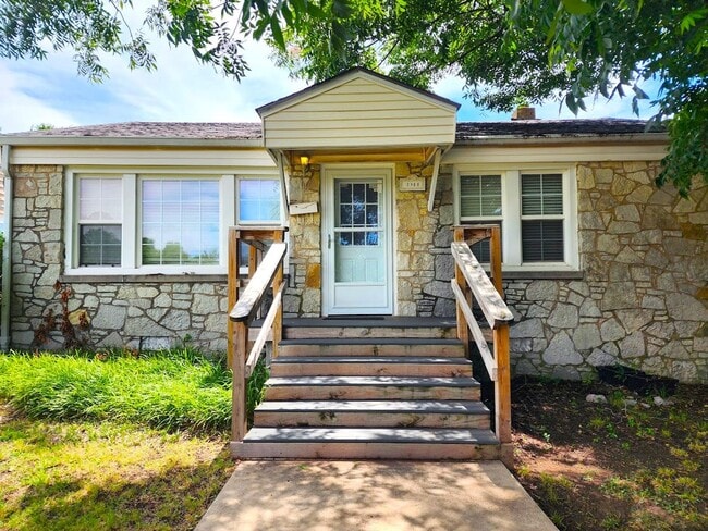 Building Photo - 2 Bed 1 Bath 2 Covered Carport in Corbin P...