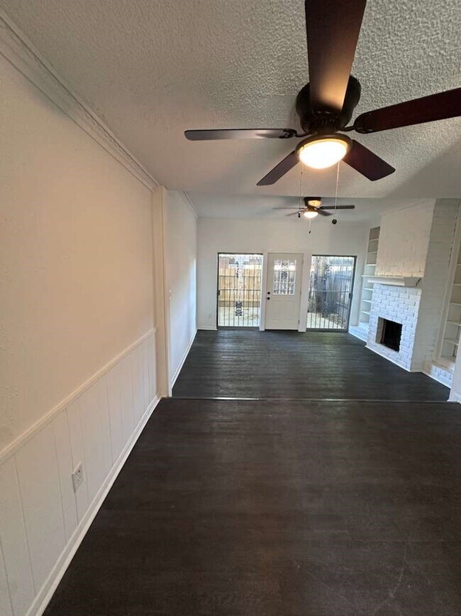 Foto del edificio - 7700 Creekbend Dr