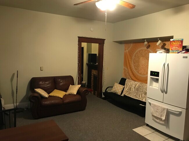 Liv room - 2370 Rohs St