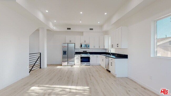 Building Photo - 1509 S Cloverdale Ave