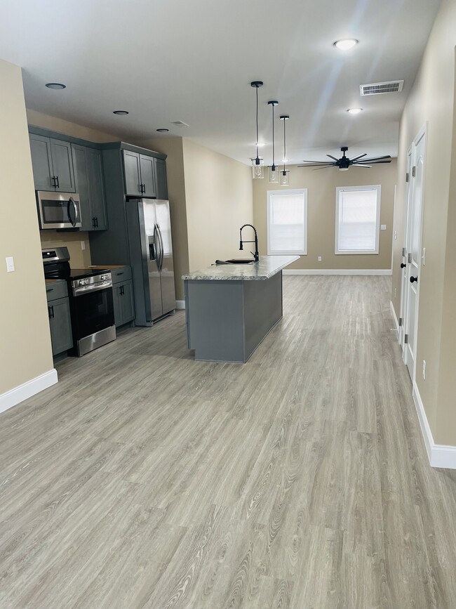 Building Photo - 3012 Sunset Dr