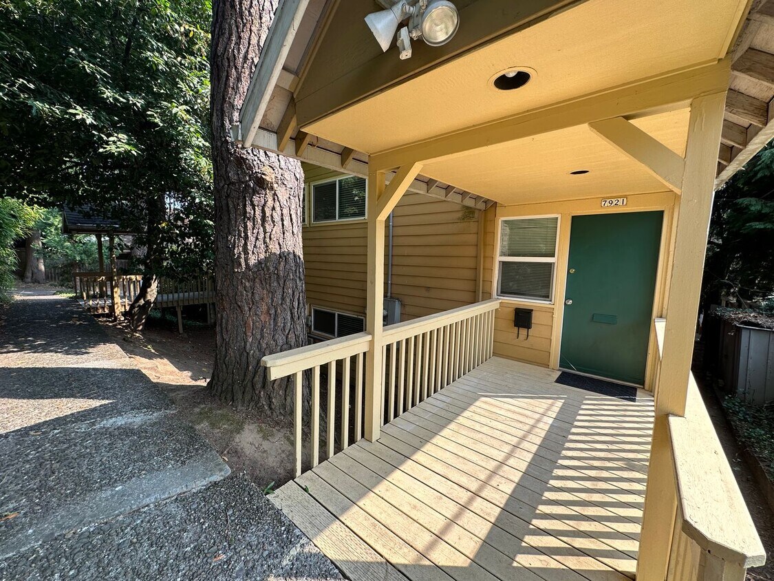Primary Photo - South Tabor 3 Bedroom 1 Bath Duplex Unit -...