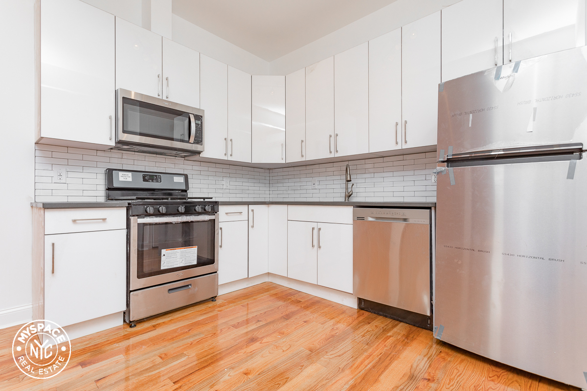 Foto principal - 56-48 Myrtle Ave