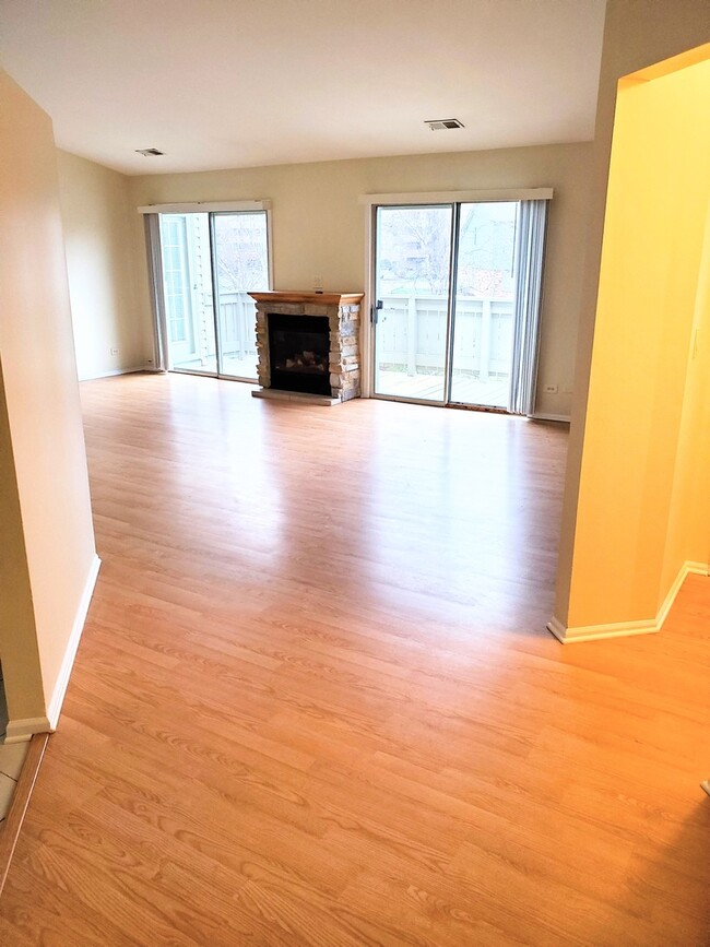 Foto del edificio - 1662 Commodore Ct