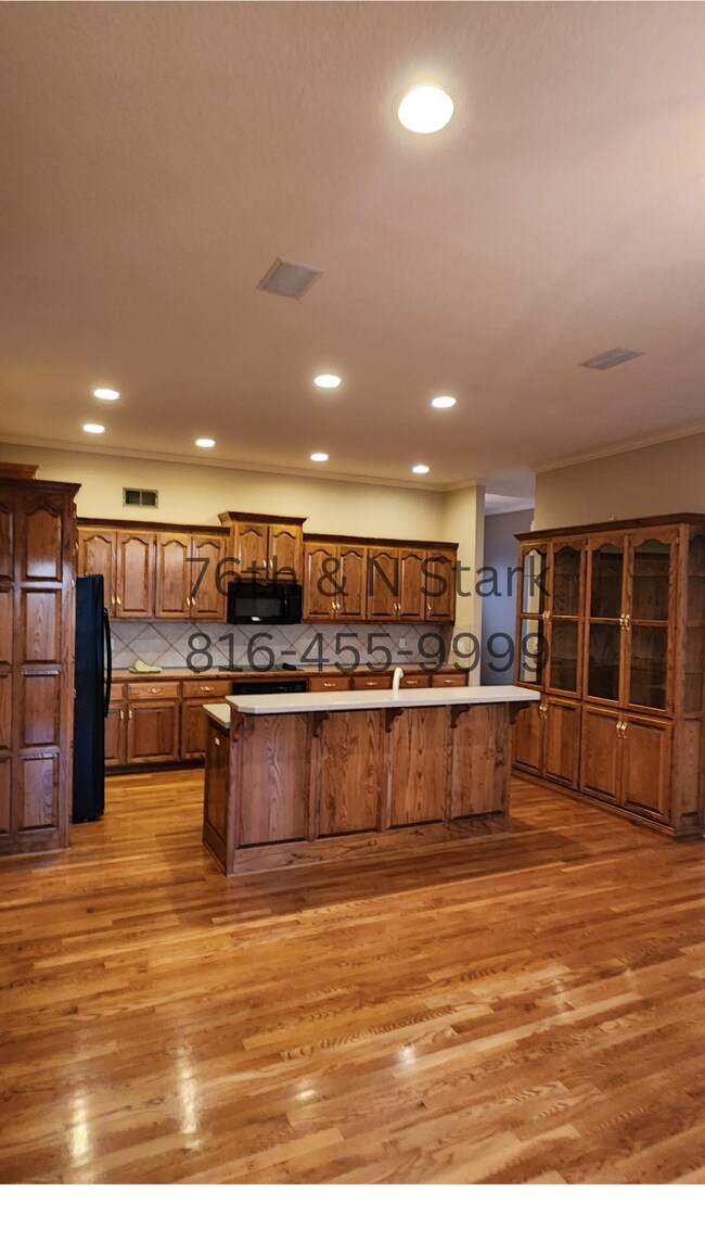 Cocina de diseño espacioso, perfecta para creaciones culinarias y reuniones familiares. - 6003 N Norton Ave