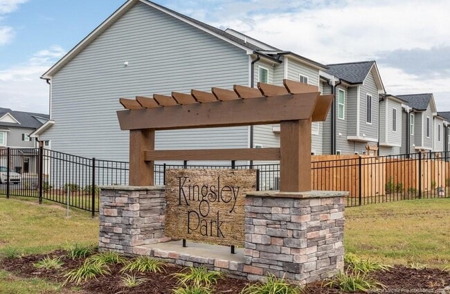 Building Photo - 910 Kingscote Dr