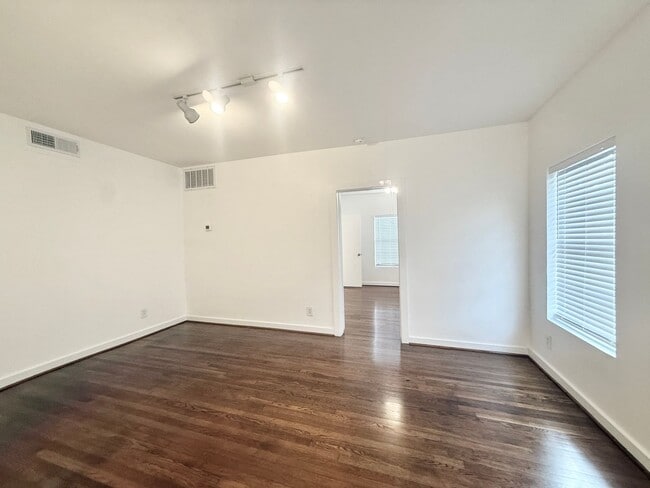 Building Photo - Adorable downstairs 1/1 Classic 8-plex near The Menil Collection!