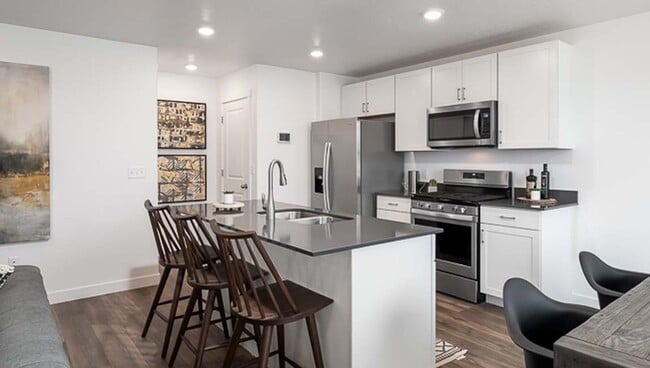 Building Photo - Newer Somersett Court Townhome!!