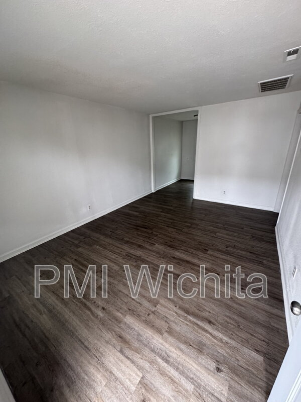 Building Photo - 816 S Water St