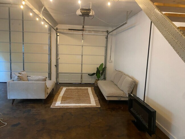 Foto del edificio - 4203 Lakewood Rd