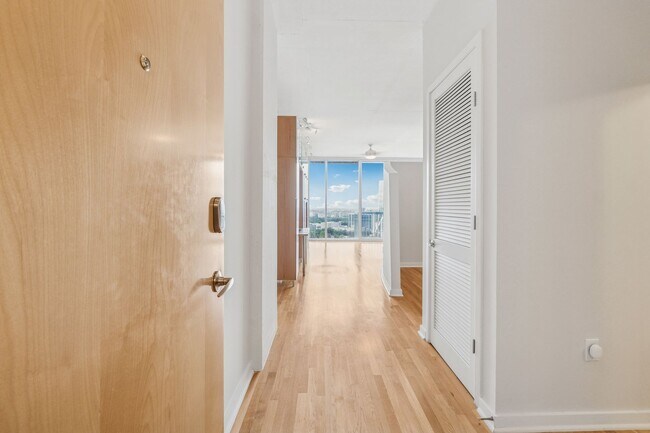 Building Photo - Spacious 1 Bedroom Condo in Heart of Buckh...