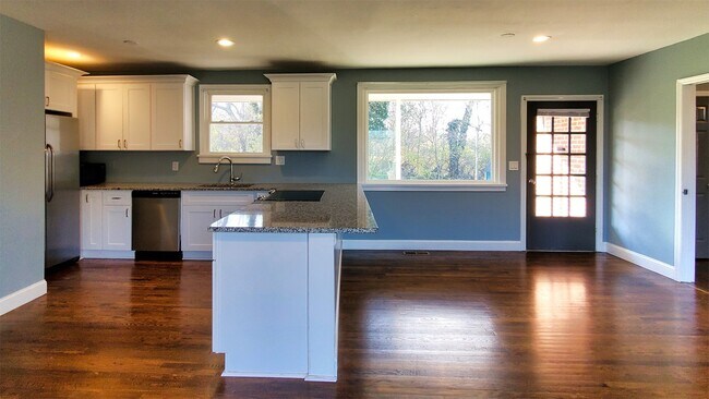 Foto del edificio - 4705 Grinstead Pl