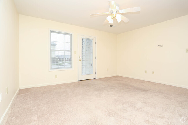 1BR, 1BA - 900 SF - Living Room - East Ridge Apartments