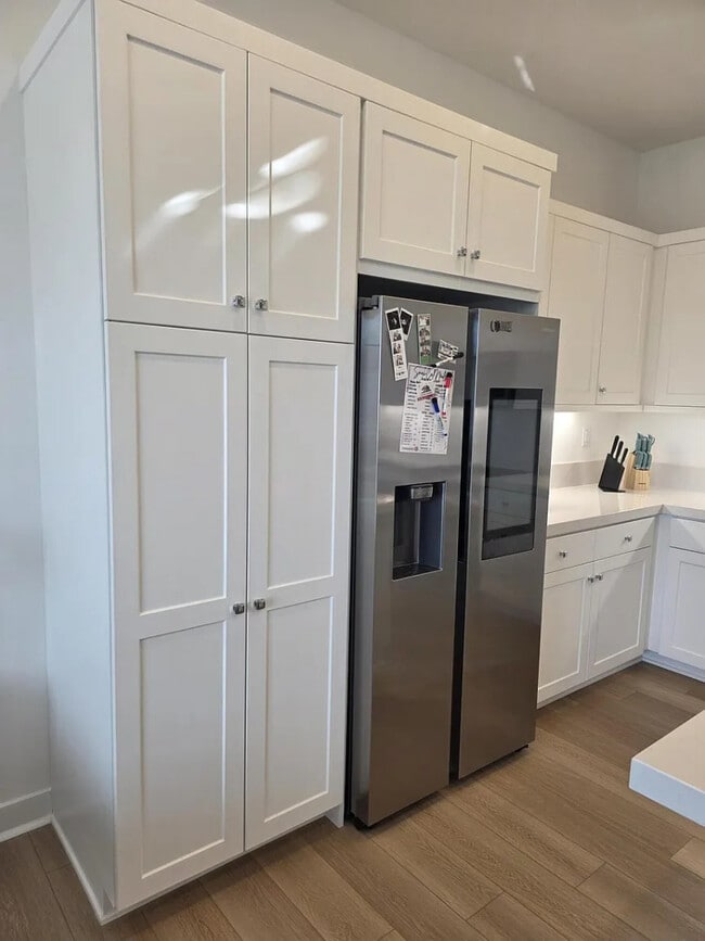 Building Photo - Bright 1-Bed Top-Floor Haven w/ In-Unit Laundry, Central AC & Attached Garage – Valencia